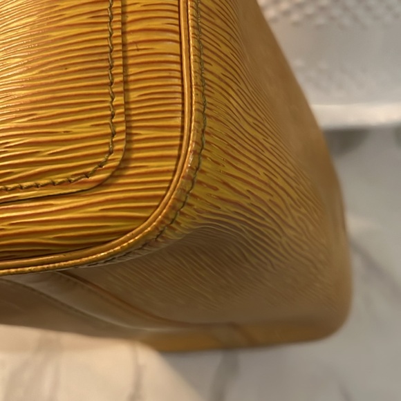 Louis Vuitton Yellow Epi Speedy 25 Hand Bag - Picture 11 of 16